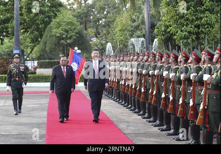 (171113) -- VIENTIANE, 13. November 2017 -- der chinesische Präsident Xi Jinping, ebenfalls Generalsekretär des Zentralkomitees der Kommunistischen Partei Chinas, nimmt an einer großen Begrüßungszeremonie Teil, die von Bounnhang Vorachit, Generalsekretär des Zentralkomitees der Revolutionären Volkspartei Laos (LPRP) und Präsident Laos, vor ihren Gesprächen in Vientiane, Laos, am 13. November 2017 abgehalten wird. ) (dhf) LAOS-CHINA-XI JINPING-BOUNNHANG VORACHIT-TALKS MaxZhancheng PUBLICATIONxNOTxINxCHN Stockfoto