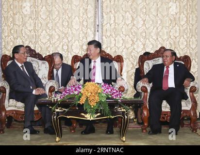 (171113) -- VIENTIANE, 13. November 2017 -- der chinesische Präsident Xi Jinping, ebenfalls Generalsekretär des Zentralkomitees der Kommunistischen Partei Chinas, trifft sich am 13. November 2017 in Vientiane, Laos, mit dem ehemaligen laotischen Präsidenten Choummaly Saygnasone, ebenfalls ehemaliger Generalsekretär des Zentralkomitees der Laotischen Volksrevolutionären Partei (LPRP). Bounnhang Vorachit, Generalsekretär des Zentralkomitees der Laotischen Volksrevolutionären Partei (LPRP) und Präsident von Laos, nahm ebenfalls an dem Treffen Teil. (dhf) LAOS-CHINA-XI JINPING-EHEMALIGER LAO-PRÄSIDENT TRIFFT DingxLin PUBLICATIONxNOTxINxCHN Stockfoto