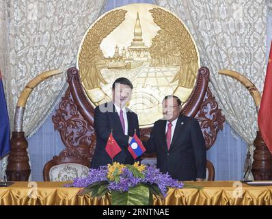 Bilder des Tages (171113) -- VIENTIANE, 13. November 2017 -- der chinesische Präsident Xi Jinping (L), ebenfalls Generalsekretär des Zentralkomitees der Kommunistischen Partei Chinas, schüttelt mit Bounnhang Vorachit, Generalsekretär des Zentralkomitees der Laotischen Volksrevolutionären Partei (LPRP) und Präsident von Laos, die Hand. während sie gemeinsam Zeuge der Unterzeichnung bilateraler Kooperationsdokumente nach ihren Gesprächen in Vientiane, Laos, 13. November 2017 wurden. ) (dhf) LAOS-CHINA-XI JINPING-BOUNNHANG VORACHIT-TALKS WangxYe PUBLICATIONxNOTxINxCHN Stockfoto