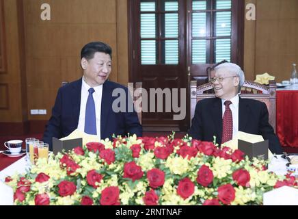 (171113) -- HANOI, 13. November 2017 -- der chinesische Präsident Xi Jinping (L), ebenfalls Generalsekretär des Zentralkomitees der Kommunistischen Partei Chinas (KPCh), trifft sich am 13. November 2017 erneut mit dem Generalsekretär des Zentralkomitees der Kommunistischen Partei Vietnams (CPV) Nguyen Phu Trong in Hanoi, Vietnam. ) (zhs) VIETNAM-CHINA-XI JINPING-NGUYEN PHU TRONG-MEET LanxHongguang PUBLICATIONxNOTxINxCHN Stockfoto