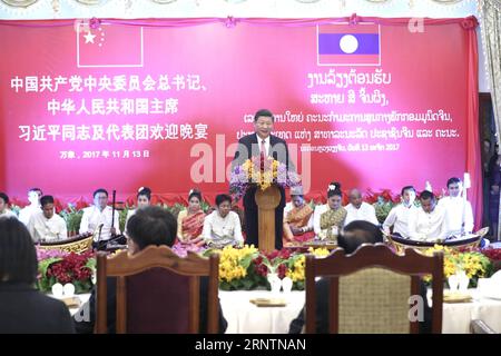 (171113) -- VIENTIANE, 13. November 2017 -- der chinesische Präsident Xi Jinping, ebenfalls Generalsekretär des Zentralkomitees der Kommunistischen Partei Chinas, spricht ein Begrüßungsbankett, das Bounnhang Vorachit, Generalsekretär des Zentralkomitees der Revolutionären Volkspartei Laos (LPRP) und Präsident von Laos, am 13. November 2017 in Vientiane, Laos, hielt. (dhf) LAOS-CHINA-XI JINPING-BANKETT MaxZhancheng PUBLICATIONxNOTxINxCHN Stockfoto