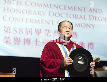 (171114) -- HONG KONG, 14. November 2017 -- Nobelpreisträger Mo Yan nimmt am 13. November 2017 an der Ehrendoktorwürde der Baptist University in Hong Kong, Südchina, Teil. MO Yan wurde von der Universität mit dem Ehrendoktor für Briefe ausgezeichnet. ) (Ry) CHINA-HONG KONG-MO YAN-DOKTORGRAD (CN) LiuxYun PUBLICATIONxNOTxINxCHN Stockfoto