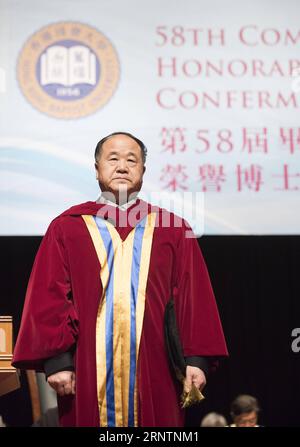 (171114) -- HONG KONG, 14. November 2017 -- Nobelpreisträger Mo Yan nimmt am 13. November 2017 an der Ehrendoktorwürde der Baptist University in Hong Kong, Südchina, Teil. MO Yan wurde von der Universität mit dem Ehrendoktor für Briefe ausgezeichnet. ) (Ry) CHINA-HONG KONG-MO YAN-DOKTORGRAD (CN) LiuxYun PUBLICATIONxNOTxINxCHN Stockfoto