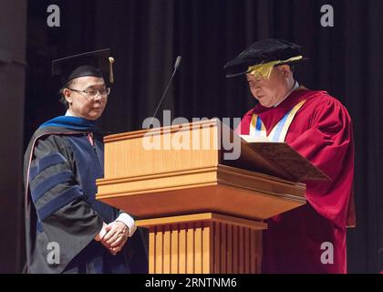 (171114) -- HONG KONG, 14. November 2017 -- Nobelpreisträger Mo Yan (R) nimmt am 13. November 2017 an der Ehrendoktorwürde der Baptist University in Hong Kong, Südchina, Teil. MO Yan wurde von der Universität mit dem Ehrendoktor für Briefe ausgezeichnet. ) (Ry) CHINA-HONG KONG-MO YAN-DOKTORGRAD (CN) LiuxYun PUBLICATIONxNOTxINxCHN Stockfoto