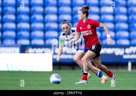 Lily Woodham (28 Reading) und Rebecca McKenna (2 Charlton Athletic) in Aktion während des Barclays FA Womens Championship-Spiels zwischen Reading und Charlton Athletic im Select Car Leasing Stadium in London, England. (Liam Asman/SPP) Credit: SPP Sport Press Photo. Alamy Live News Stockfoto