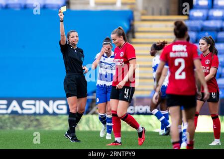 Schiedsrichterin Melissa Burgin verleiht Mia Ross (4 Charlton Athletic) eine gelbe Karte während des Barclays FA Womens Championship-Spiels zwischen Reading und Charlton Athletic im Select Car Leasing Stadium in London, England. (Liam Asman/SPP) Credit: SPP Sport Press Photo. Alamy Live News Stockfoto