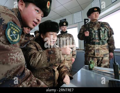 (171116) -- PEKING, 16. November 2017 () -- Xi Jinping besucht Soldaten im Dienst an einem Grenzposten in Nordchinas autonomer Region Innere Mongolei, 26. Januar 2014. Heute werde ich zusammen mit dir aufpassen, sagte Xi den Soldaten. (/Li Gang) zum gleichen Profil: XI Jinping und seine Ära CHINA-PROFIL: XI JINPING UND SEINE ERA (CN) Xinhua PUBLICATIONxNOTxINxCHN Stockfoto