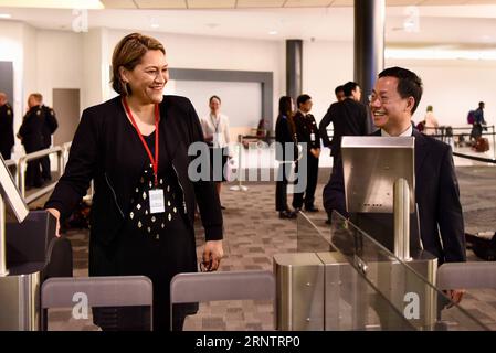 (171117) -- AUCKLAND, 17. November 2017 -- neuseeländischer Zollminister Meka Whaitiri (L) und Qu Guangzhou, Leiter der chinesischen Botschaft, erleben das e-Gates-System am Auckland International Airport in Auckland, 17. November 2017. Der neuseeländische Zoll eröffnete offiziell e-Gates in Neuseeland für chinesische Passinhaber, so dass sie Zoll- und Einwanderungskontrollen schnell und einfach durchführen konnten. China ist nach Neuseeland, Australien, den Vereinigten Staaten, Großbritannien und Kanada das sechste Land, dem der Dienst eröffnet wird. ) (yk) NEW ZEALAND-AUCKLAND-CUSTOMS E-GATES SuxLiang PUBLICATIONxNOTxIN Stockfoto