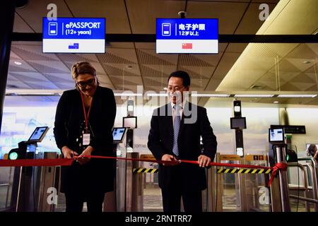 (171117) -- AUCKLAND, 17. November 2017 -- neuseeländischer Zollminister Meka Whaitiri (L) und Qu Guangzhou, Leiter der chinesischen Botschaft, schnitten das Band während der Eröffnungszeremonie des e-Gates-Systems am Auckland International Airport in Auckland am 17. November 2017. Der neuseeländische Zoll eröffnete offiziell e-Gates in Neuseeland für chinesische Passinhaber, so dass sie Zoll- und Einwanderungskontrollen schnell und einfach durchführen konnten. China ist nach Neuseeland, Australien, den Vereinigten Staaten, Großbritannien und Kanada das sechste Land, dem der Dienst eröffnet wird. ) (YK) NEUSEELAND-AUCKLAND-ZOLL Stockfoto