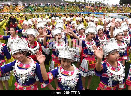 (171118) -- HUANJIANG, 18. November 2017 -- Tänzerinnen treten bei einer Zeremonie auf, um den 30. Jahrestag der Gründung des autonomen Bezirks Huanjiang Maonan, südchinesische autonome Region Guangxi Zhuang, 18. November 2017, zu feiern. ) (Zkr) CHINA-GUANGXI-COUNTY-ANNIVERSARY-CELEBRATION(CN) ZhouxHua PUBLICATIONxNOTxINxCHN Stockfoto