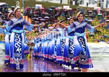 (171118) -- HUANJIANG, 18. November 2017 -- Tänzerinnen treten bei einer Zeremonie auf, um den 30. Jahrestag der Gründung des autonomen Bezirks Huanjiang Maonan, südchinesische autonome Region Guangxi Zhuang, 18. November 2017, zu feiern. ) (Zkr) CHINA-GUANGXI-COUNTY-ANNIVERSARY-CELEBRATION(CN) ZhouxHua PUBLICATIONxNOTxINxCHN Stockfoto