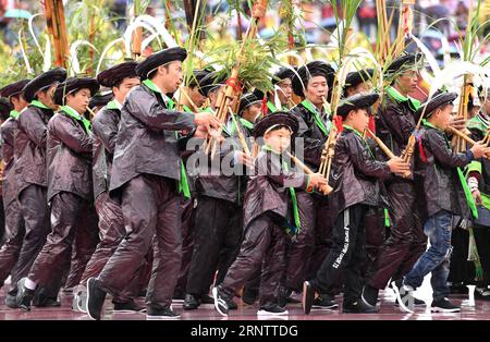 (171118) -- HUANJIANG, 18. November 2017 -- Tänzerinnen treten bei einer Zeremonie auf, um den 30. Jahrestag der Gründung des autonomen Bezirks Huanjiang Maonan, südchinesische autonome Region Guangxi Zhuang, 18. November 2017, zu feiern. ) (Zkr) CHINA-GUANGXI-COUNTY-ANNIVERSARY-CELEBRATION(CN) ZhouxHua PUBLICATIONxNOTxINxCHN Stockfoto