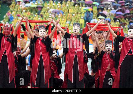 (171118) -- HUANJIANG, 18. November 2017 -- Tänzerinnen treten bei einer Zeremonie auf, um den 30. Jahrestag der Gründung des autonomen Bezirks Huanjiang Maonan, südchinesische autonome Region Guangxi Zhuang, 18. November 2017, zu feiern. ) (Zkr) CHINA-GUANGXI-COUNTY-ANNIVERSARY-CELEBRATION(CN) ZhouxHua PUBLICATIONxNOTxINxCHN Stockfoto