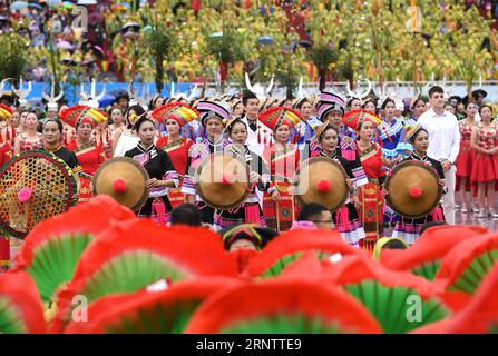 (171118) -- HUANJIANG, 18. November 2017 -- Tänzerinnen treten bei einer Zeremonie auf, um den 30. Jahrestag der Gründung des autonomen Bezirks Huanjiang Maonan, südchinesische autonome Region Guangxi Zhuang, 18. November 2017, zu feiern. ) (Zkr) CHINA-GUANGXI-COUNTY-ANNIVERSARY-CELEBRATION(CN) ZhouxHua PUBLICATIONxNOTxINxCHN Stockfoto