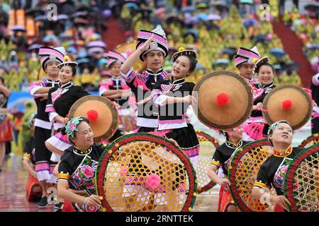 (171118) -- HUANJIANG, 18. November 2017 -- Tänzerinnen treten bei einer Zeremonie auf, um den 30. Jahrestag der Gründung des autonomen Bezirks Huanjiang Maonan, südchinesische autonome Region Guangxi Zhuang, 18. November 2017, zu feiern. ) (Zkr) CHINA-GUANGXI-COUNTY-ANNIVERSARY-CELEBRATION(CN) ZhouxHua PUBLICATIONxNOTxINxCHN Stockfoto