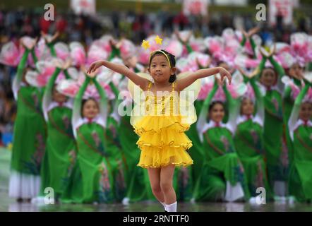 (171118) -- HUANJIANG, 18. November 2017 -- Tänzerinnen treten bei einer Zeremonie auf, um den 30. Jahrestag der Gründung des autonomen Bezirks Huanjiang Maonan, südchinesische autonome Region Guangxi Zhuang, 18. November 2017, zu feiern. ) (Zkr) CHINA-GUANGXI-COUNTY-ANNIVERSARY-CELEBRATION(CN) ZhouxHua PUBLICATIONxNOTxINxCHN Stockfoto