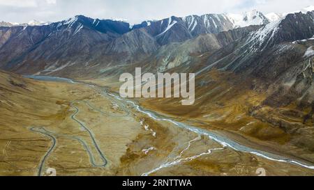 (171119) -- ÜRÜMQI, 19. November 2017 -- Foto vom 11. November 2017 zeigt die Nationalstraße 314 in der Nähe von Khunjerab, der nordwestchinesischen Autonomen Region Xinjiang Uygur. Das Pamir Plateau war einst eine belebte Passage, die von Händlern genutzt wurde, die entlang der alten Seidenstraße reisten. )(wsw) CHINA-XINJIANG-PAMIRS PLATEAU (CN) HuxHuhu PUBLICATIONxNOTxINxCHN Stockfoto