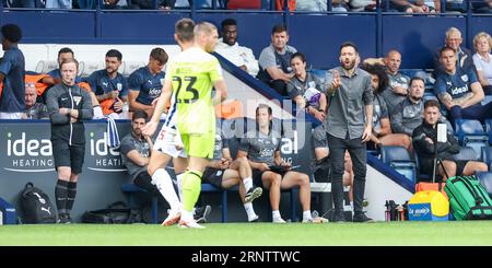 West Bromwich, Großbritannien. September 2023. *** Während des Spiels der EFL Sky Bet Championship zwischen West Bromwich Albion und Huddersfield Town in den Hawthorns, West Bromwich, England am 2. September 2023. Foto von Stuart Leggett. Nur redaktionelle Verwendung, Lizenz für kommerzielle Nutzung erforderlich. Keine Verwendung bei Wetten, Spielen oder Veröffentlichungen eines einzelnen Vereins/einer Liga/eines einzelnen Spielers. Credit: UK Sports Pics Ltd/Alamy Live News Stockfoto