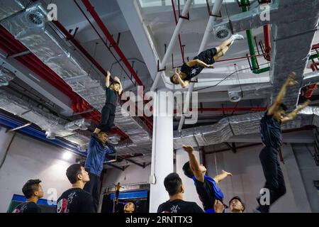 (171119) -- ZHUHAI, 19. November 2017 -- Akrobaten üben im Hintergrund des 4. Internationalen chinesischen Zirkusfestivals in Zhuhai Chimelong Hengqin International Circus City in Zhuhai, Provinz Guangdong, 19. November 2017. Fünfundzwanzig Teams aus 18 Ländern nahmen am Zirkusfest Teil. )(mcg) CHINA-GUANGDONG-ZHUHAI-CIRCUS FESTIVAL (CN) LiuxDawei PUBLICATIONxNOTxINxCHN Stockfoto