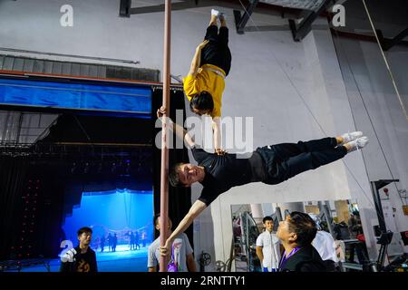 (171119) -- ZHUHAI, 19. November 2017 -- Akrobaten üben im Hintergrund des 4. Internationalen chinesischen Zirkusfestivals in Zhuhai Chimelong Hengqin International Circus City in Zhuhai, Provinz Guangdong, 19. November 2017. Fünfundzwanzig Teams aus 18 Ländern nahmen am Zirkusfest Teil. )(mcg) CHINA-GUANGDONG-ZHUHAI-CIRCUS FESTIVAL (CN) LiuxDawei PUBLICATIONxNOTxINxCHN Stockfoto