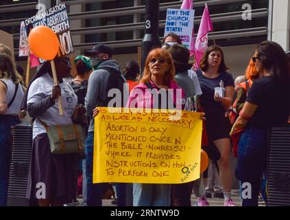 London, Großbritannien. September 2023. Pro-Choice-Gegenprotestierende treffen sich vor dem Innenministerium, während der jährliche Anti-Abtreibungsmarsch für das Leben in Westminster stattfindet. Quelle: Vuk Valcic/Alamy Live News Stockfoto