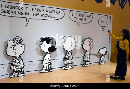 (171120) -- HONGKONG, 20. November 2017 -- Ein Medienmitarbeiter macht Fotos während einer Vorschau einer Snoopy-Ausstellung am Times Square in Hongkong, Südchina, 20. November 2017. Die Snoopy-Ausstellung findet hier vom 21. November bis 26. Dezember statt. )(mcg) CHINA-HONG KONG-SNOOPY AUSSTELLUNG (CN) LiuxYun PUBLICATIONxNOTxINxCHN Stockfoto