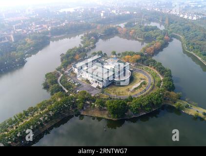 (171120) -- JINGZHOU, 20. Nov. 2017 -- Luftaufnahme vom 20. Nov. 2017 zeigt ein Zentrum für die Restaurierung kultureller Reliquien in Jingzhou, der zentralchinesischen Provinz Hubei. Am 18. November wurde ein neuer Standort des Kulturdenkmalzentrums mit einer Gesamtbaufläche von 9.300 Quadratmetern in Betrieb genommen. Der neue Standort verfügt über mehr als 40 fortschrittliche Ausrüstungen und Kulturräume für die Restaurierung von Holzlack, Bambusgleitmaterial, Textilwaren, Leder usw. )(mcg) CHINA-HUBEI-JINGZHOU-KULTURELLE RELIQUIENRESTAURIERUNG (CN) XiongxQi PUBLICATIONxNOTxINxCHN Stockfoto