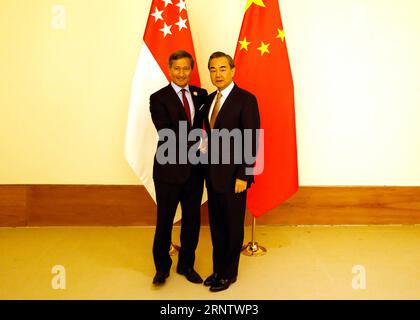 (171121) -- NAY PYI TAW, 21. November 2017 -- der chinesische Außenminister Wang Yi (R) trifft sich mit seinem singapurischen Amtskollegen Vivian Balakrishnan am Rande des 13. Außenministertreffens des Asien-Europa-Treffens (ASEM) am 20. November 2017 in Nay Pyi Taw, Myanmar. ) (zcc) MYANMAR-CHINA-SINGAPUR-FMS-SITZUNG UxAung PUBLICATIONxNOTxINxCHN Stockfoto