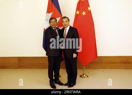 (171121) -- NAY PYI TAW, 21. November 2017 -- der chinesische Außenminister Wang Yi (R) trifft sich mit dem kambodschanischen Außenminister Prak Sokhonn am Rande des 13. Außenministertreffens des Asien-Europa-Treffens (ASEM) am 20. November 2017 in Nay Pyi Taw, Myanmar. ) (zcc) MYANMAR-CHINA-KAMBODSCHA-FMS-SITZUNG UxAung PUBLICATIONxNOTxINxCHN Stockfoto