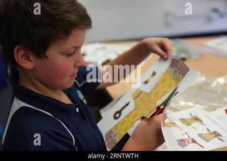 (171121) -- SYDNEY, 21. November 2017 -- Ein Schüler schneidet Papier während des Bildungskurses vom Palace Museum an der Mosman Preparatory School in Sydney, Australien, 21. November 2017. ) (zcc) AUSTRALIEN-SYDNEY-CHINA-KURS BaixXuefei PUBLICATIONxNOTxINxCHN Stockfoto