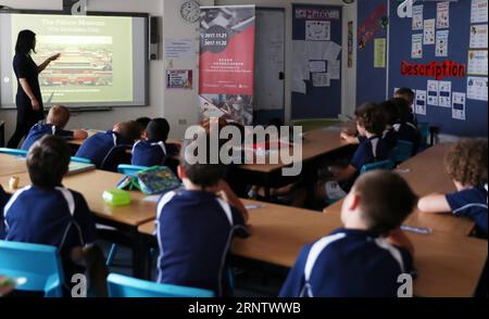 (171121) -- SYDNEY, 21. Nov. 2017 -- Schüler lernen den Kaiser Kangxi und Western Learning Kurs während des Education Course vom Palace Museum an der Mosman Preparatory School in Sydney, Australien, 21. Nov. 2017. ) (zcc) AUSTRALIEN-SYDNEY-CHINA-KURS BaixXuefei PUBLICATIONxNOTxINxCHN Stockfoto