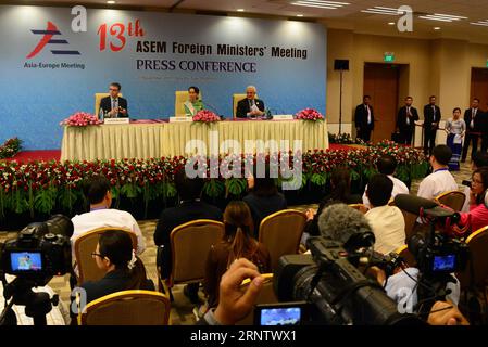 (171121) -- NAY PYI TAW, 21. November 2017 -- Myanmar Staatsrätin und Außenministerin Aung San Suu Kyi (2. L, Back), estnischer Außenminister und Vertreter der EU Sven Mikser (1. L, Back) und des spanischen Außenministers Ildefonso Castro Lopez (3. L, Back) Teilnahme an einer Pressekonferenz während des 13. Asien-Europa-Treffens (ASEM) der Außenminister am 21. November 2017 in Nay Pyi Taw, Myanmar. Myanmar's Ministry of Information) (yy) MYANMAR-NAY PYI TAW-ASEM-PRESSBEREICH yangon PUBLICATIONxNOTxINxCHN Stockfoto