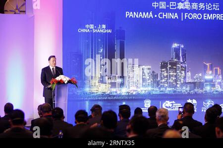 (171121) -- SHANGHAI, 21. November 2017 -- der panamaische Präsident Juan Carlos Varela hält eine Rede während eines Wirtschaftsforums im ostchinesischen Shanghai, 21. November 2017. ) (LB) CHINA-SHANGHAI-PANAMA-PRESIDENT-FORUM (CN) FangxZhe PUBLICATIONxNOTxINxCHN Stockfoto