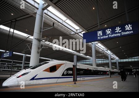 (171122) -- XI AN, 22. November 2017 -- der Hochgeschwindigkeitszug 55251 bereitet seine Probefahrt auf einer Hochgeschwindigkeitsbahn vor, die Xi an mit Chengdu am Xi an Nordbahnhof in Xi an, der Hauptstadt der nordwestchinesischen Provinz Shaanxi, verbindet, am 22. November 2017. Der Zug sollte drei Stunden später in Chengdu, der Hauptstadt der südwestchinesischen Provinz Sichuan, ankommen. Die erste Probefahrt auf Vollstrecke wurde am Mittwoch auf der Schnellfahrstrecke Xi an-Chengdu durchgeführt, die im Laufe des Jahres in Betrieb gehen soll. Die 643 km lange Strecke ist Chinas erste Eisenbahnstrecke, die durch die Qinling Mountains führt. Mit einer bestimmten Geschwindigkeit o Stockfoto