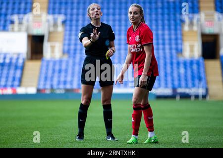 Schiedsrichterin Melissa Burgin spricht mit Kayleigh Green (15 Charlton Athletic) während des Barclays FA Womens Championship-Spiels zwischen Reading und Charlton Athletic im Select Car Leasing Stadium in London, England. (Liam Asman/SPP) Credit: SPP Sport Press Photo. Alamy Live News Stockfoto