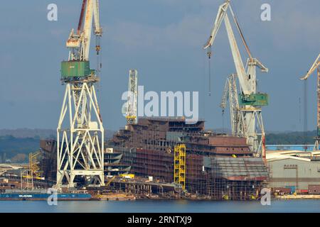 (171122) -- PULA (KROATIEN), 22. November 2017 -- Foto vom 22. November 2017 zeigt den Bau der Scenic Eclipse auf der Werft Uljanik in Pula, Kroatien. Das 165 Meter lange und 21,5 Meter breite Luxuskreuzfahrtschiff wurde mit den neuesten Technologien für das Segeln in allen maritimen Umgebungen einschließlich der Arktis und Antarktis entwickelt. Es wurde für das australische Unternehmen Scenic gebaut und wird im August 2018 eingeführt. ) KROATIEN-PULA-SCHIFFBAU-LANDSCHAFTLICH SCHÖNE ECLIPSE DUSKOXMARUSIC PUBLICATIONXNOTXINXCHN Stockfoto