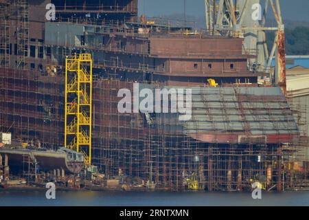 (171122) -- PULA (KROATIEN), 22. November 2017 -- Foto vom 22. November 2017 zeigt den Bau der Scenic Eclipse auf der Werft Uljanik in Pula, Kroatien. Das 165 Meter lange und 21,5 Meter breite Luxuskreuzfahrtschiff wurde mit den neuesten Technologien für das Segeln in allen maritimen Umgebungen einschließlich der Arktis und Antarktis entwickelt. Es wurde für das australische Unternehmen Scenic gebaut und wird im August 2018 eingeführt. ) KROATIEN-PULA-SCHIFFBAU-LANDSCHAFTLICH SCHÖNE ECLIPSE DUSKOXMARUSIC PUBLICATIONXNOTXINXCHN Stockfoto