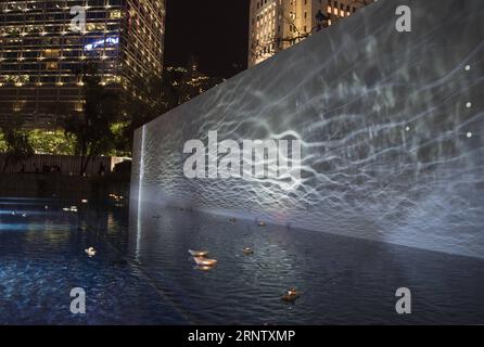 (171123) -- HONG KONG, 23. November 2017 -- Foto aufgenommen am 22. November 2017 zeigt eine Lichtinstallation während der Vorschau von Lumieres Hong Kong, dem ersten Lichtfestival der Stadt, im südchinesischen Hongkong. Die Veranstaltung findet vom 23. Bis 25. November statt. ) (wf) CHINA-HONG KONG-LIGHT SHOW (CN) LiuxYun PUBLICATIONxNOTxINxCHN Stockfoto