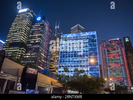 (171123) -- HONG KONG, 23. November 2017 -- Foto aufgenommen am 22. November 2017 zeigt das beleuchtete Hong Kong City Hall während der Vorschau von Lumieres Hong Kong, dem ersten Lichtfestival der Stadt, im südchinesischen Hong Kong. Die Veranstaltung findet vom 23. Bis 25. November statt. ) (wf) CHINA-HONG KONG-LIGHT SHOW (CN) LiuxYun PUBLICATIONxNOTxINxCHN Stockfoto