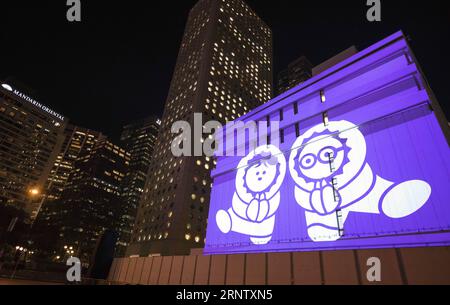 (171123) -- HONG KONG, 23. November 2017 -- Foto aufgenommen am 22. November 2017 zeigt die beleuchtete Hong Kong Post während der Vorschau von Lumieres Hong Kong, dem ersten Lichtfestival der Stadt im südchinesischen Hongkong. Die Veranstaltung findet vom 23. Bis 25. November statt. ) (wf) CHINA-HONG KONG-LIGHT SHOW (CN) LiuxYun PUBLICATIONxNOTxINxCHN Stockfoto