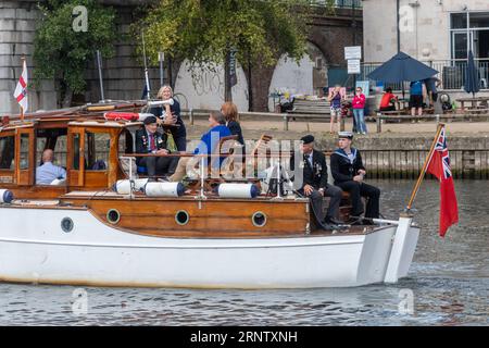 River Thames, Staines, Surrey, England, Vereinigtes Königreich, September 2023. Die 28. Jährliche Veteranenfahrt fand heute statt. Die Veranstaltung wird von der Association of Dunkirk Little Ships (ADLS) organisiert und begrüßt einige der letzten Veteranen der Operation Dynamo, Normandie Veterans, Chelsea Pensioners, Far East Prisoners of war, Ladies, die während des Zweiten Weltkriegs in den WRENS dienten, und Küstenstreitkräfte Veterans. Die Flotte verließ Penton Hook Marina in Chertsey, fuhr nach Staines-upon-Thames, drehte sich um und ging zurück. Abgebildet: Passagiere an Bord der Papillon Motoryacht, die am 2. Juni 1940 nach Dünkirchen fuhr. Stockfoto