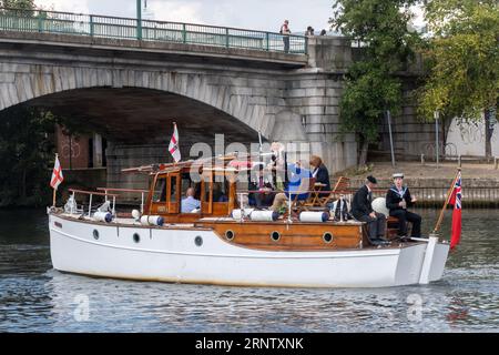 River Thames, Staines, Surrey, England, Vereinigtes Königreich, September 2023. Die 28. Jährliche Veteranenfahrt fand heute statt. Die Veranstaltung wird von der Association of Dunkirk Little Ships (ADLS) organisiert und begrüßt einige der letzten Veteranen der Operation Dynamo, Normandie Veterans, Chelsea Pensioners, Far East Prisoners of war, Ladies, die während des Zweiten Weltkriegs in den WRENS dienten, und Küstenstreitkräfte Veterans. Die Flotte verließ Penton Hook Marina in Chertsey, fuhr nach Staines-upon-Thames, drehte sich um und ging zurück. Abgebildet: Passagiere an Bord der Papillon Motoryacht, die am 2. Juni 1940 nach Dünkirchen fuhr. Stockfoto