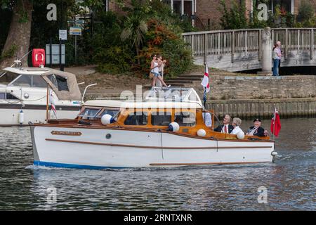 River Thames, Staines, Surrey, England, Vereinigtes Königreich, September 2023. Die 28. Jährliche Veterans Cruise fand am Wochenende statt. Die Veranstaltung wird von der Association of Dunkirk Little Ships (ADLS) organisiert und begrüßt einige der letzten Veteranen der Operation Dynamo, Normandie Veterans, Chelsea Pensioners, Far East Prisoners of war, Ladies, die während des Zweiten Weltkriegs in den WRENS dienten, und Küstenstreitkräfte Veterans. Die Flotte verließ Penton Hook Marina in Chertsey, fuhr nach Staines-upon-Thames, drehte sich um und ging zurück. Abgebildet: Die Chumley Stockfoto