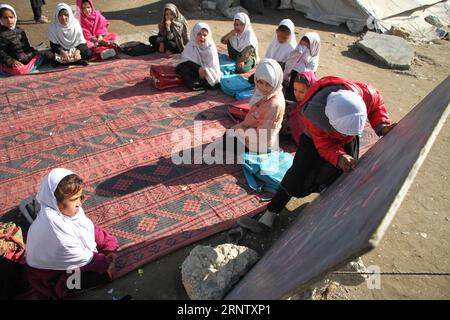 (171123) -- NANGARHAR, 23. November 2017 -- afghanische Mädchen besuchen eine Klasse an einer örtlichen Schule in der Provinz Nangarhar, Afghanistan, 23. November 2017. Nach Angaben des afghanischen Präsidentenpalastes hatten während der Taliban-Herrschaft, die Ende 2001 zusammenbrach, weniger als eine Million Kinder Zugang zu Bildung, aber die Zahl stieg auf mehr als 9,5 Millionen Kinder an, von denen 40 Prozent Mädchen 2016 15.000 Schulen im ganzen Land besuchten. ) (Jmmn) AFGHANISTAN-NANGARHAR-MÄDCHEN-STUDENTEN RahmanxSafi PUBLICATIONxNOTxINxCHN Stockfoto