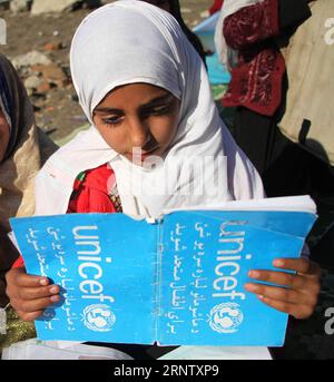 (171123) -- NANGARHAR, 23. November 2017 -- ein afghanisches Mädchen besucht eine Klasse an einer örtlichen Schule in der Provinz Nangarhar, Afghanistan, 23. November 2017. Nach Angaben des afghanischen Präsidentenpalastes hatten während der Taliban-Herrschaft, die Ende 2001 zusammenbrach, weniger als eine Million Kinder Zugang zu Bildung, aber die Zahl stieg auf mehr als 9,5 Millionen Kinder an, von denen 40 Prozent Mädchen 2016 15.000 Schulen im ganzen Land besuchten. ) (Jmmn) AFGHANISTAN-NANGARHAR-MÄDCHEN-STUDENTEN RahmanxSafi PUBLICATIONxNOTxINxCHN Stockfoto