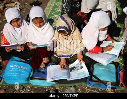 (171123) -- NANGARHAR, 23. November 2017 -- afghanische Mädchen besuchen eine Klasse an einer örtlichen Schule in der Provinz Nangarhar, Afghanistan, 23. November 2017. Nach Angaben des afghanischen Präsidentenpalastes hatten während der Taliban-Herrschaft, die Ende 2001 zusammenbrach, weniger als eine Million Kinder Zugang zu Bildung, aber die Zahl stieg auf mehr als 9,5 Millionen Kinder an, von denen 40 Prozent Mädchen 2016 15.000 Schulen im ganzen Land besuchten. ) (Jmmn) AFGHANISTAN-NANGARHAR-MÄDCHEN-STUDENTEN RahmanxSafi PUBLICATIONxNOTxINxCHN Stockfoto