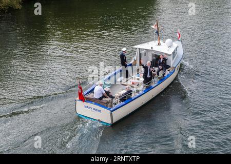 River Thames, Staines, Surrey, England, Vereinigtes Königreich, September 2023. Die 28. Jährliche Veterans Cruise fand am Wochenende statt. Die Veranstaltung wird von der Association of Dunkirk Little Ships (ADLS) organisiert und begrüßt einige der letzten Veteranen der Operation Dynamo, Normandie Veterans, Chelsea Pensioners, Far East Prisoners of war, Ladies, die während des Zweiten Weltkriegs in den WRENS dienten, und Küstenstreitkräfte Veterans. Die Flotte verließ Penton Hook Marina in Chertsey, fuhr nach Staines-upon-Thames, drehte sich um und ging zurück. Abgebildet: Das Fischerschiff Mary Irene Stockfoto