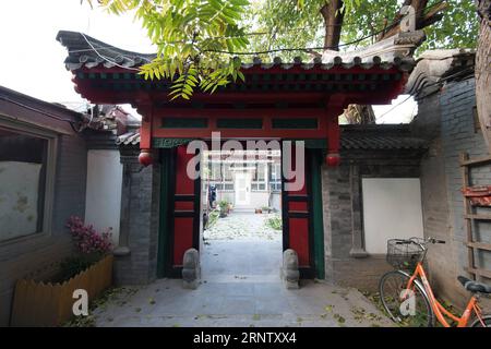 (171123) -- PEKING, 23. November 2017 -- Foto aufgenommen am 1. November 2017 zeigt einen Siheyuan-Innenhof in Shijia Hutong von Peking, der Hauptstadt Chinas. Im frühen Winter können Sie in der chinesischen Hauptstadt immer noch Nachbarn beobachten, die sich in ihrem Pekinger Dialekt entlang des Hutong oder traditionellen Gassen unterhalten. Dies ist eine seit Jahrhunderten unveränderte Szene, aber das Thema des Gesprächs ist heute oft, wie man ihre Gemeinschaften zu besseren Orten zum Leben macht. )(mcg) CHINA-PEKING-HUTONG (CN) WuxKaixiang PUBLICATIONxNOTxINxCHN Stockfoto