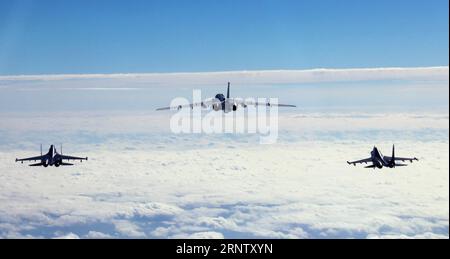 (171123) -- PEKING, 23. November 2017 -- die Luftwaffenflugzeuge der PLA werden bei Trainingsübungen gesehen, 19. November 2017. Die Luftwaffe der PLA führte vor kurzem eine Kampfflugpatrouille im Südchinesischen Meer durch und führte nach der Überquerung des Bashi-Kanals und der Miyako-Straße Trainingsübungen durch. (dhf) CHINA-AIR FORCE-SOUTH CHINA SEA-PATROL (CN) ChenxJie PUBLICATIONxNOTxINxCHN Stockfoto