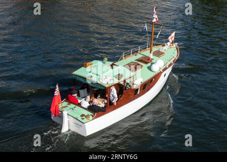 River Thames, Staines, Surrey, England, Vereinigtes Königreich, September 2023. Die 28. Jährliche Veterans Cruise fand am Wochenende statt. Die Veranstaltung wird von der Association of Dunkirk Little Ships (ADLS) organisiert und begrüßt einige der letzten Veteranen der Operation Dynamo, Normandie Veterans, Chelsea Pensioners, Far East Prisoners of war, Ladies, die während des Zweiten Weltkriegs in den WRENS dienten, und Küstenstreitkräfte Veterans. Die Flotte verließ Penton Hook Marina in Chertsey, fuhr nach Staines-upon-Thames, drehte sich um und ging zurück. Abgebildet: L'Orage Motoryacht Stockfoto